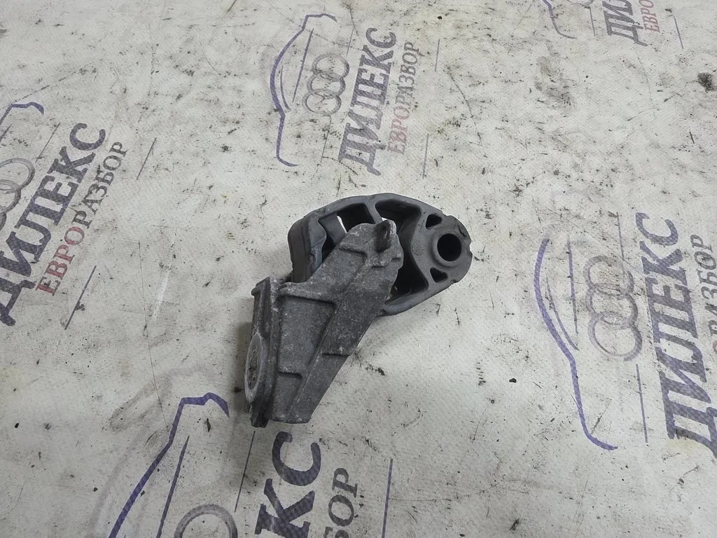 кронштейн глушителя Audi A8 [4H] 2010> - -