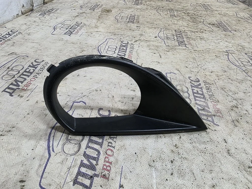 рамка противотуманной фары Audi Q7 2005-2015 L -