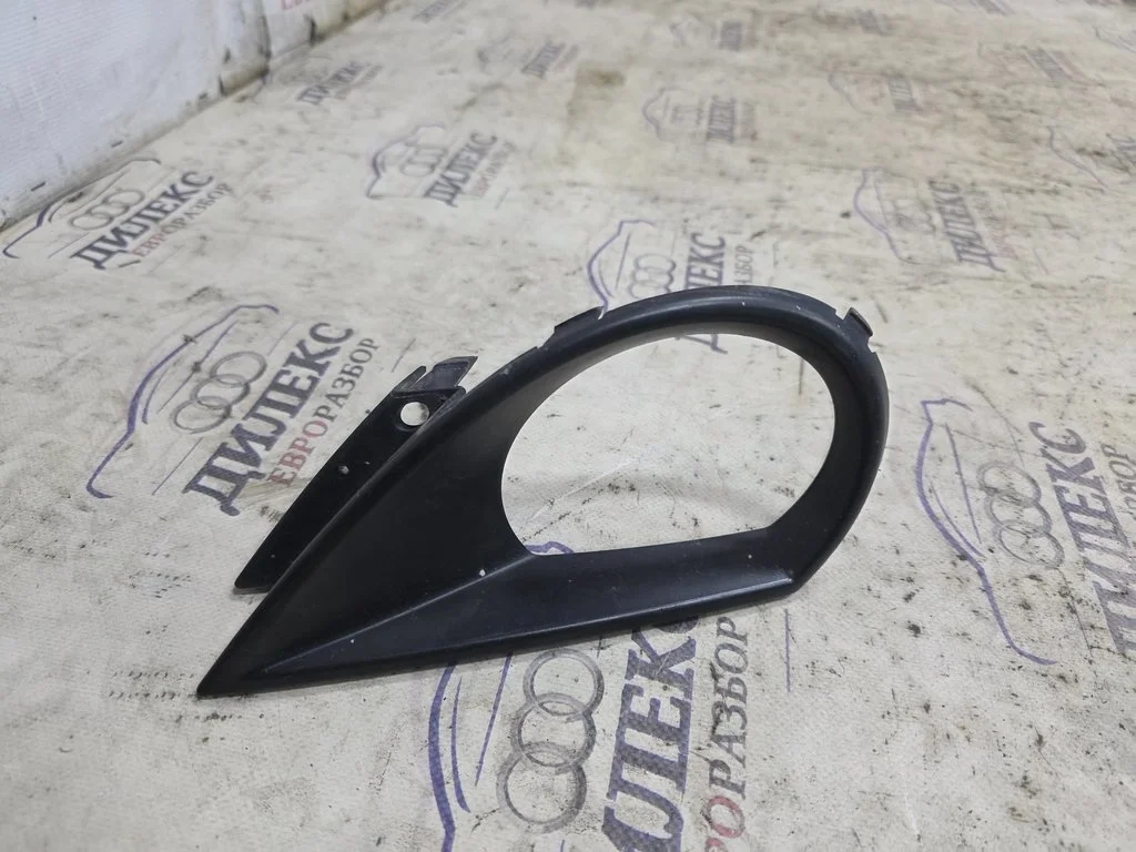 рамка противотуманной фары Audi Q7 2005-2015 R -