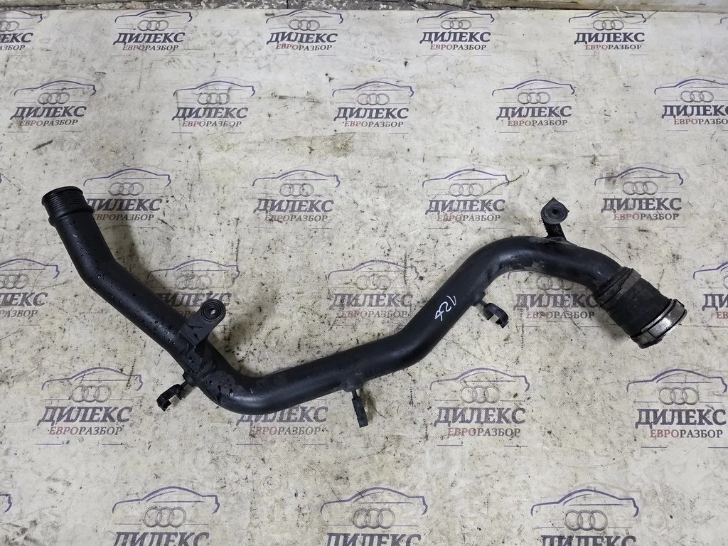 патрубок интеркулера Audi Q7 2005-2015 - -