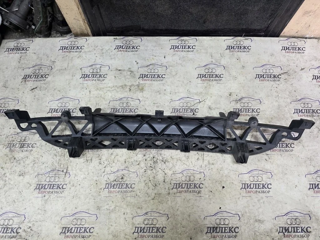 направляющая заднего бампера Audi Q7 2005-2015 - R