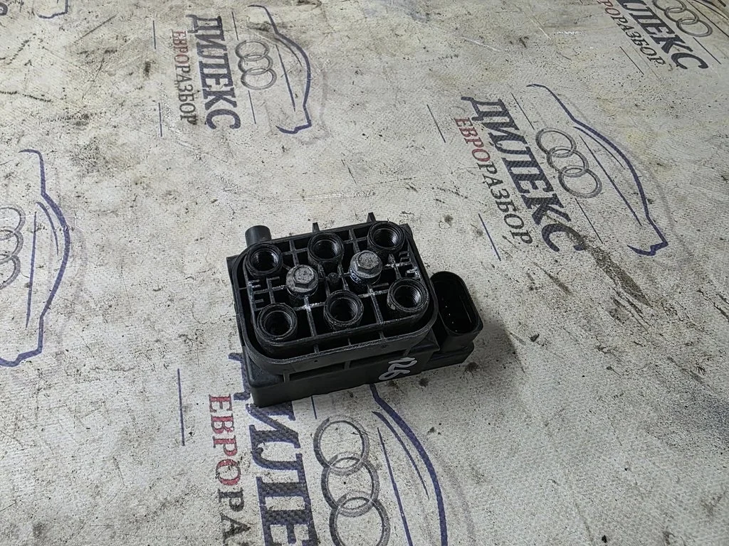 блок клапанов пневмоподвески Audi Q7 2005-2015 - -