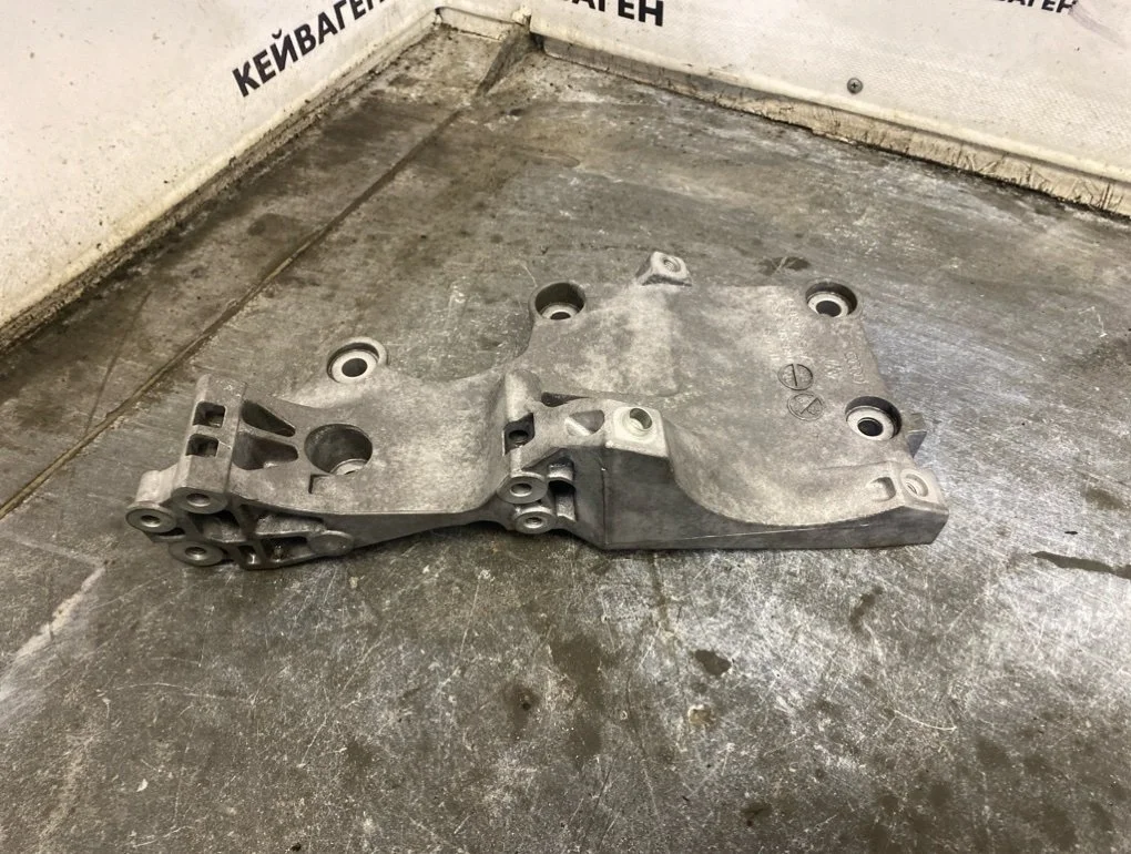 Кронштейн генератора Volkswagen Touran 2006 1T