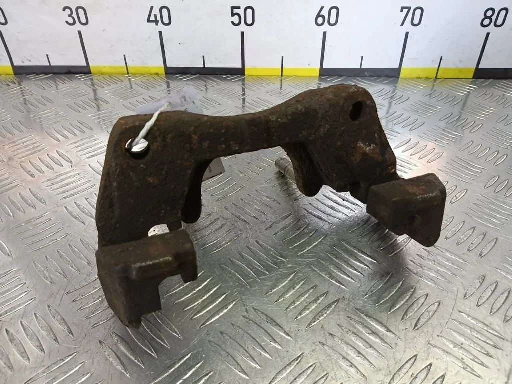 Скоба суппорта передняя Volkswagen Transporter T5