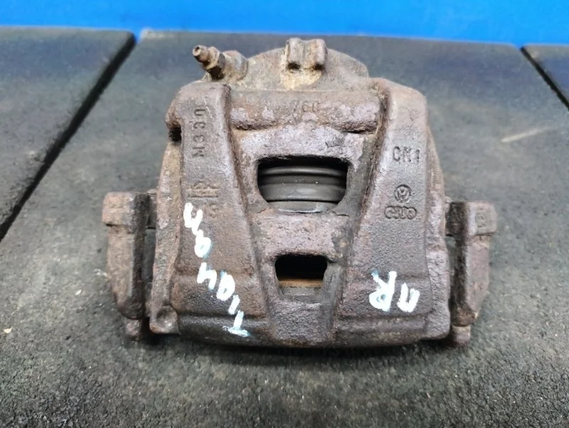 Суппорт тормозной Volkswagen Tiguan 2010 5N0615124 5N1 2.0 CAW, передний правый