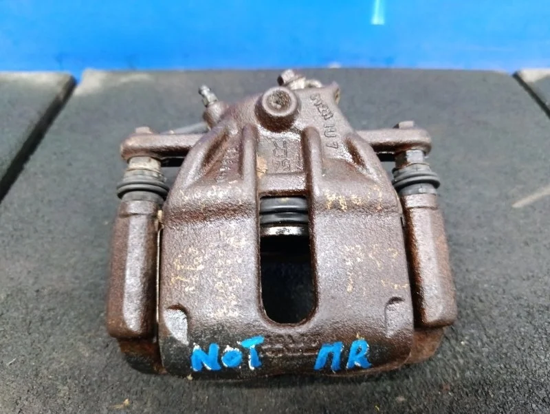 Суппорт тормозной Nissan Note 2013 41001AX60A E11 1.4 CR14DE, передний правый