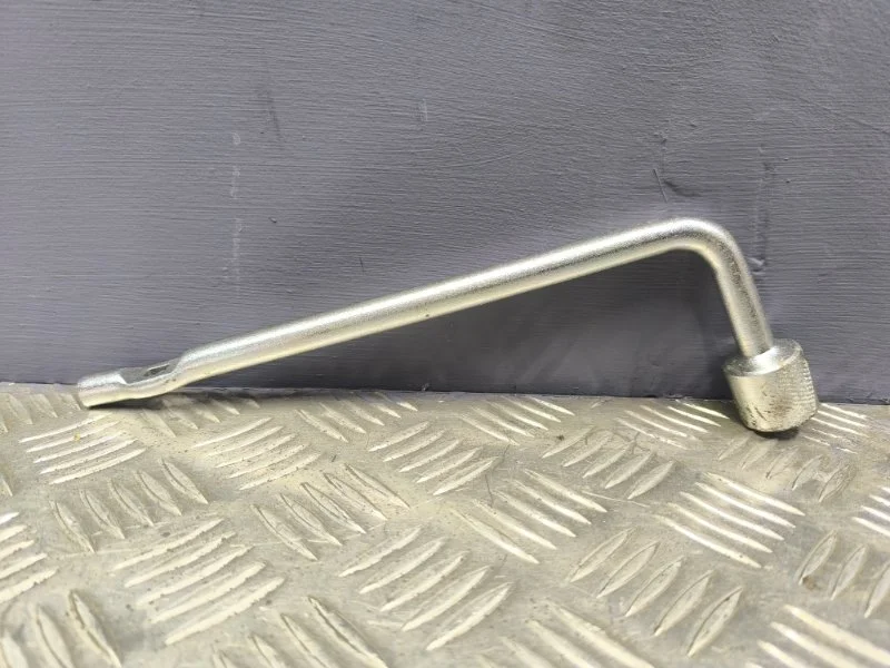 Ключ балонный Nissan Juke 2011 995450U000 NF15 MR16DDT