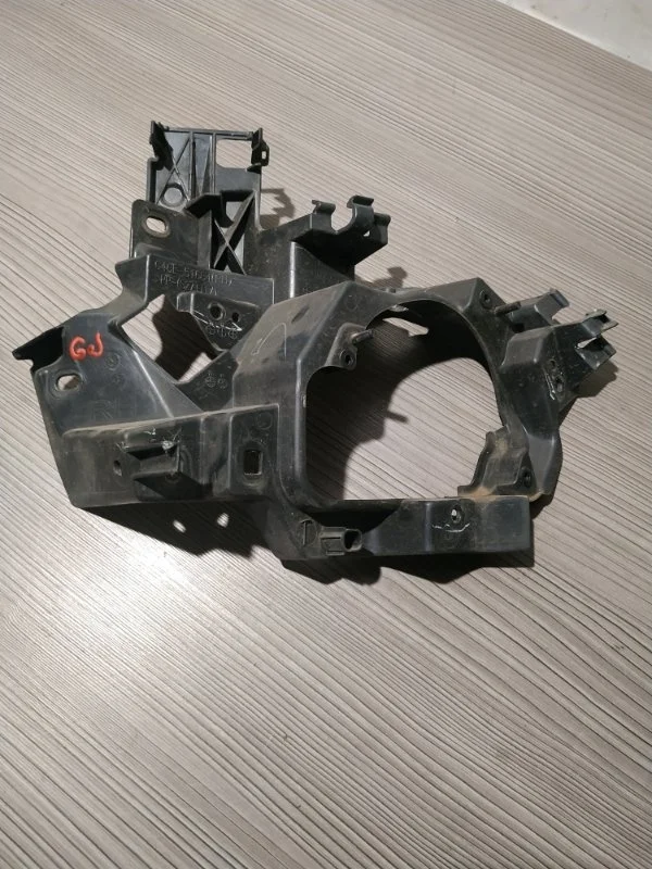 Кронштейн противотуманной фары Mazda 6 G46L51684 GJ, правый