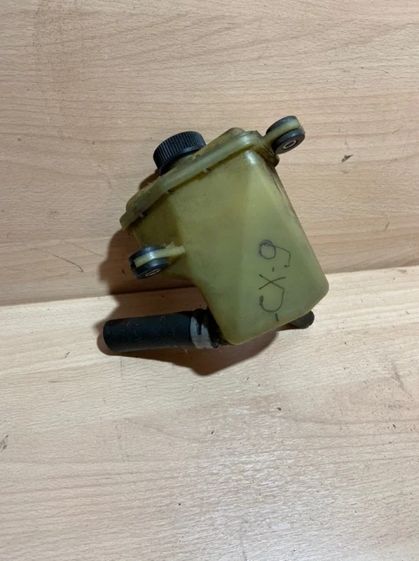 Бачок гидроусилителя Mazda CX-9 L20632690 TB 3.7