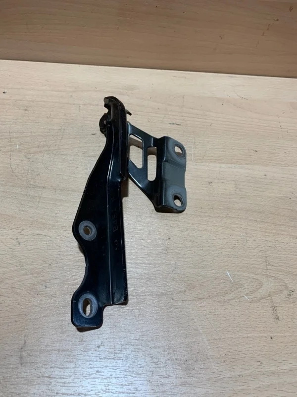 Петля капота Mazda 3 B45A52410A BM, правая