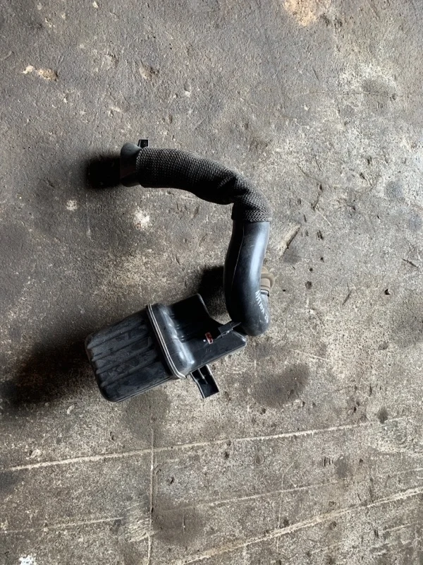 Резонатор воздушного фильтра Opel Antara 20792676 2.4