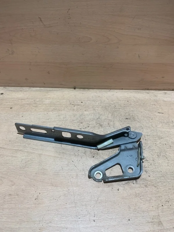 Петля капота Audi Q7 4L0823302, правая