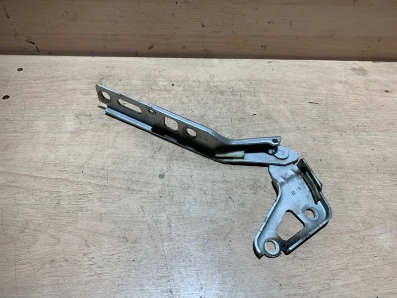 Петля капота Audi Q7 4L0823302 4L, правая