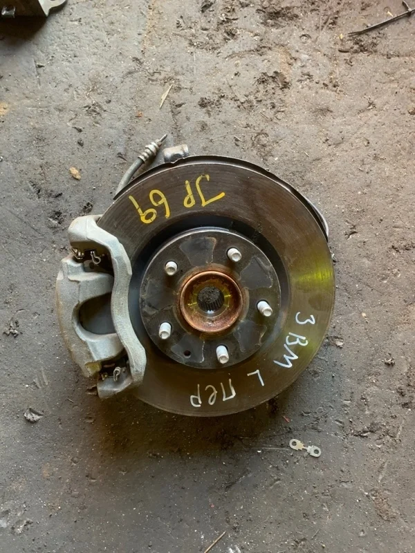 Кулак поворотный Mazda 3 B45A33031 BM, передний левый