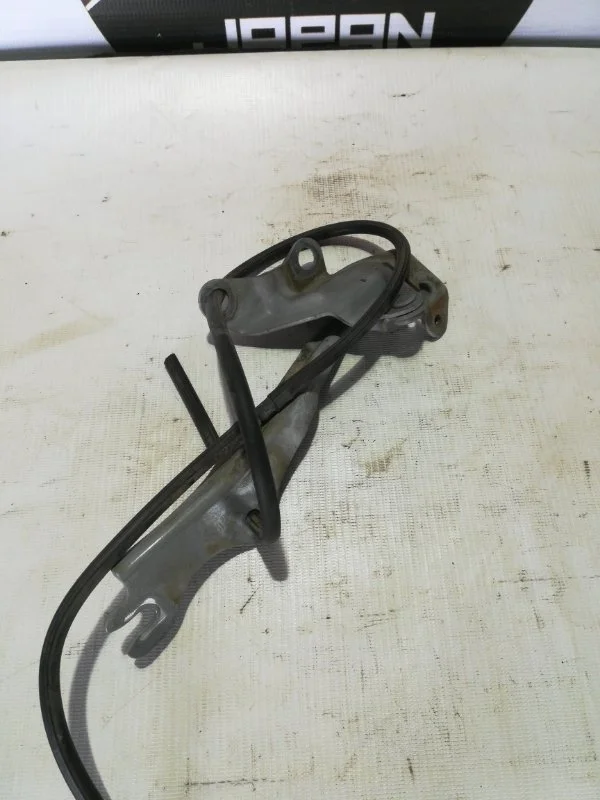 Петля капота Mazda 3 2003-2009 B32H52410A BK, передняя правая
