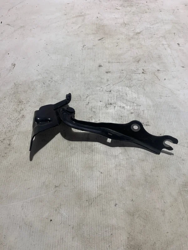 Петля капота Mazda 3 BP4K52420B BK, левая