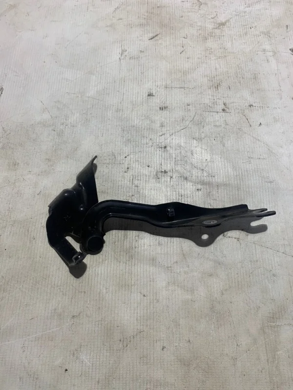 Петля капота Mazda 3 B32H52410A BK, правая