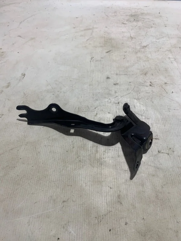 Петля капота Mazda 3 B32H52410A BK, правая