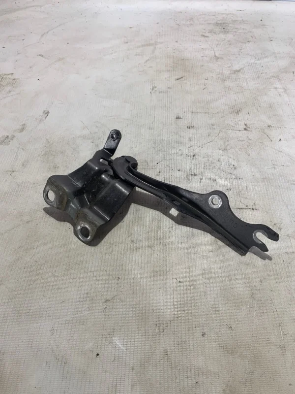 Петля капота Mazda 3 BBM252420 BL, левая
