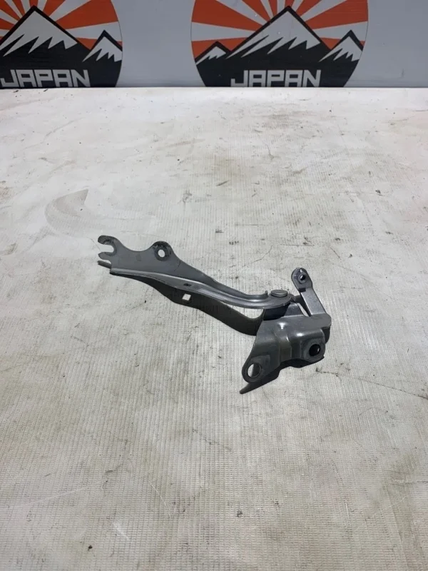 Петля капота Mazda 3 B32H52410A BK, правая