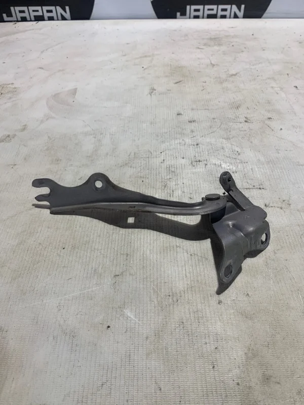 Петля капота Mazda 3 B32H52410A BK, правая