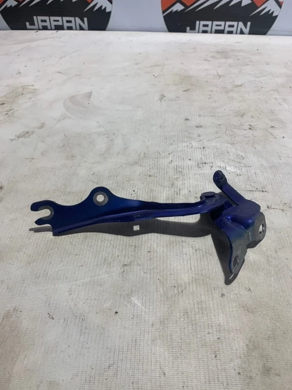 Петля капота Mazda 3 B32H52410A BK, правая
