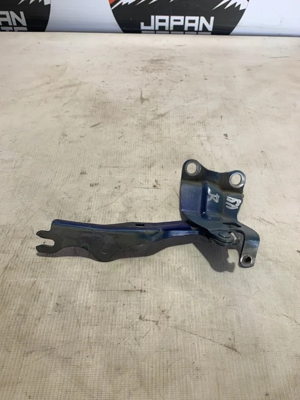 Петля капота Mazda 3 BBM252410B BL, правая