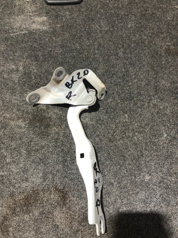 Петля капота Mazda 3 2003-2008 B32H52410A BK, правая