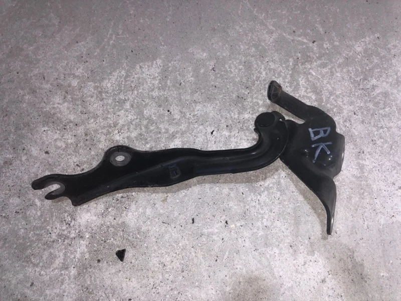 Петля капота Mazda 3 B32H52410A BK, правая