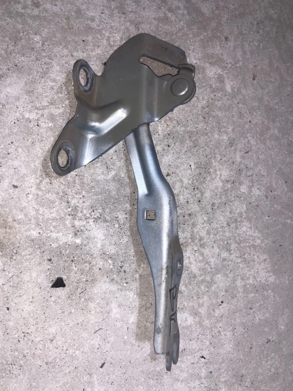 Петля капота Mazda 3 B32H52410A BK, правая