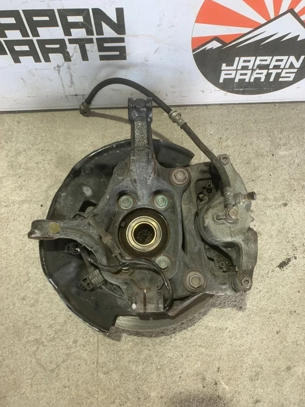 Кулак поворотный Mazda 3 B45A33031 BM, передний левый