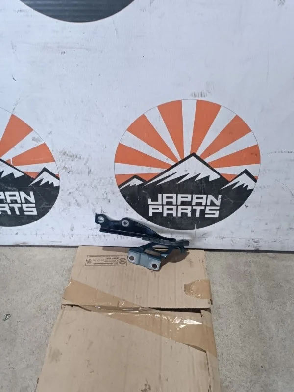 Петля капота Mazda 3 B45A52410A BM, правая