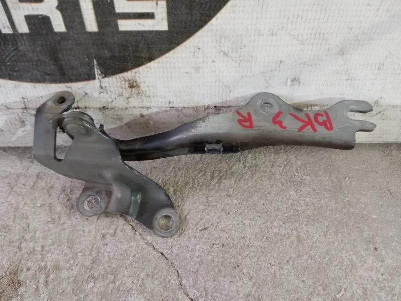 Петля капота Mazda 3 B32H52410A BK, правая