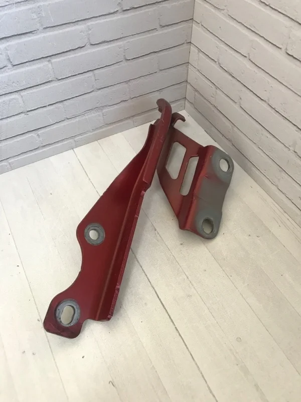 Петля капота Mazda 3 B45A52410A BM, передняя правая