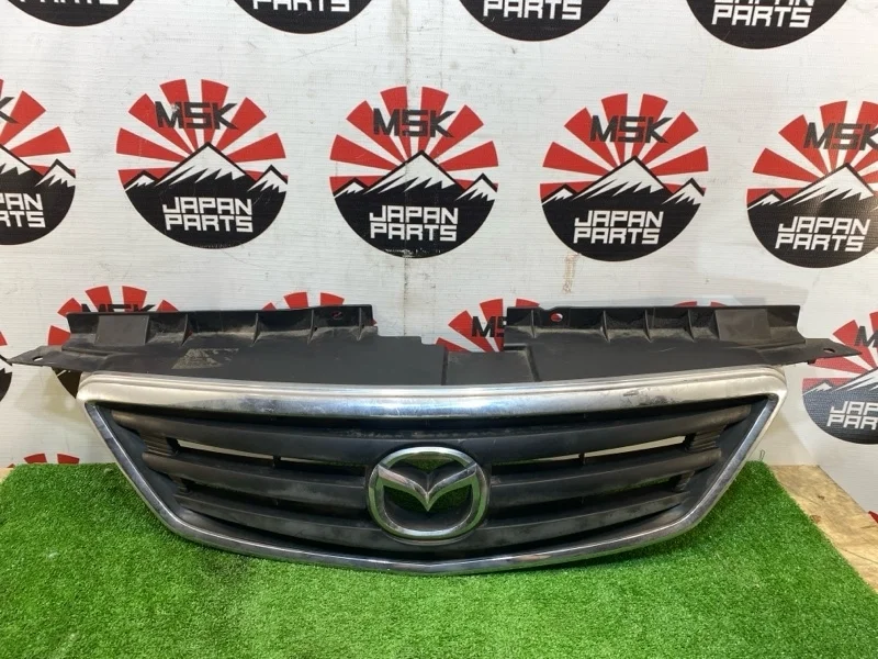 Решетка радиатора Mazda MPV LC6250710A