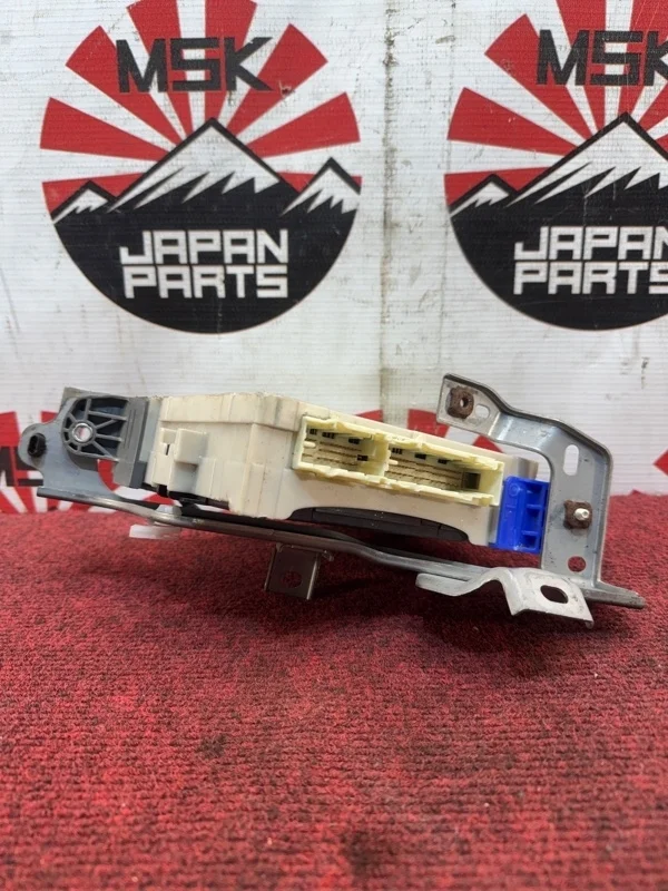 Блок предохранителей Toyota Land Cruiser Prado 2019 8922160520 150 1GD-FTV