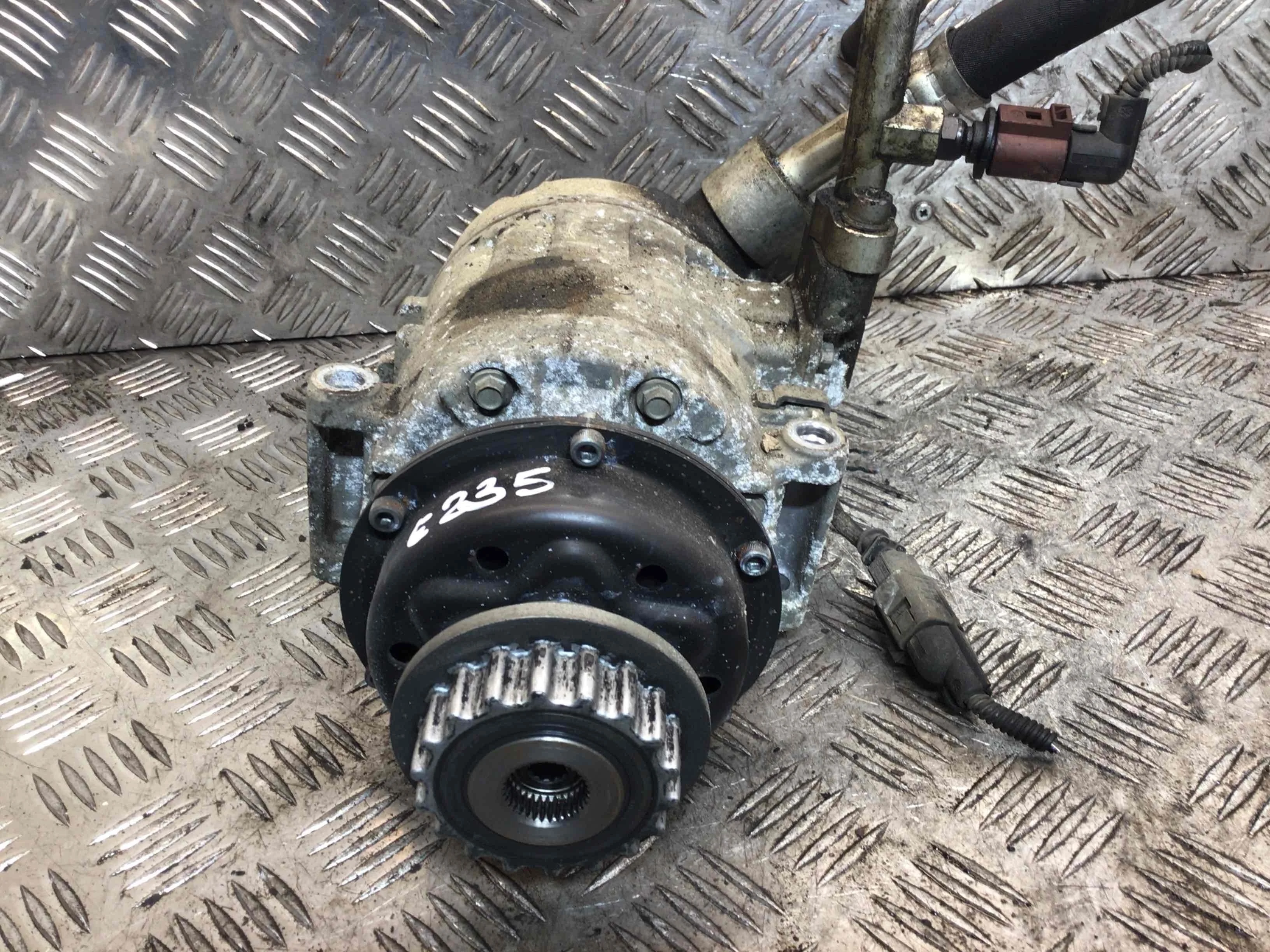 Компрессор кондиционера Volkswagen Touareg 1 поколение 2002-2007 дизель 2.5 TDI Автомат Внедорожник