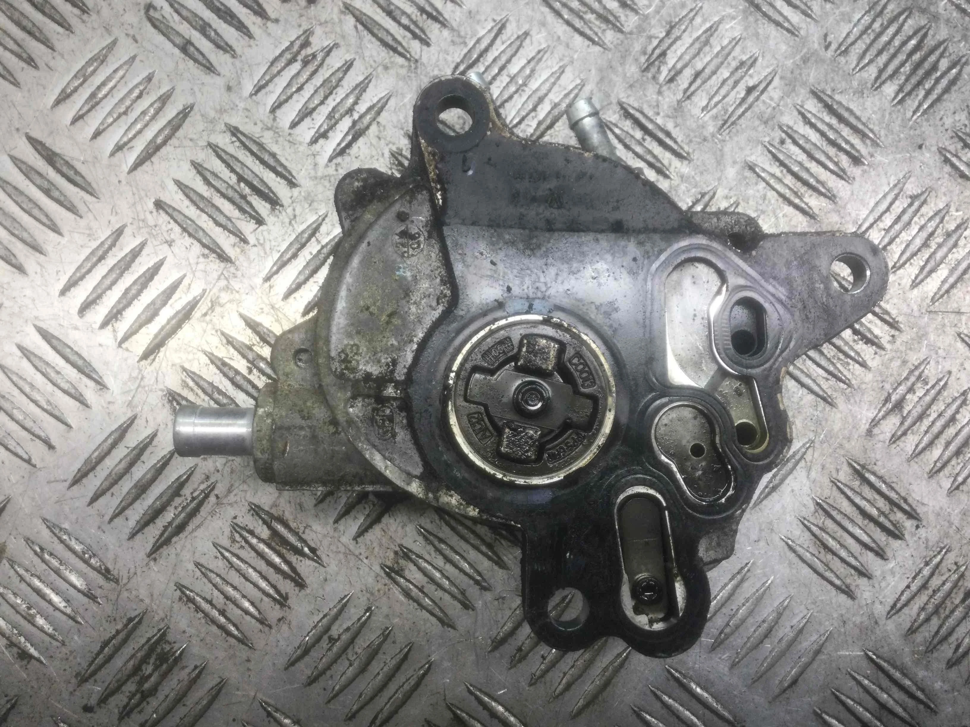 Насос вакуумный Audi A4 B7 (2004-2008) дизель 2.0 TDI Механика Седан