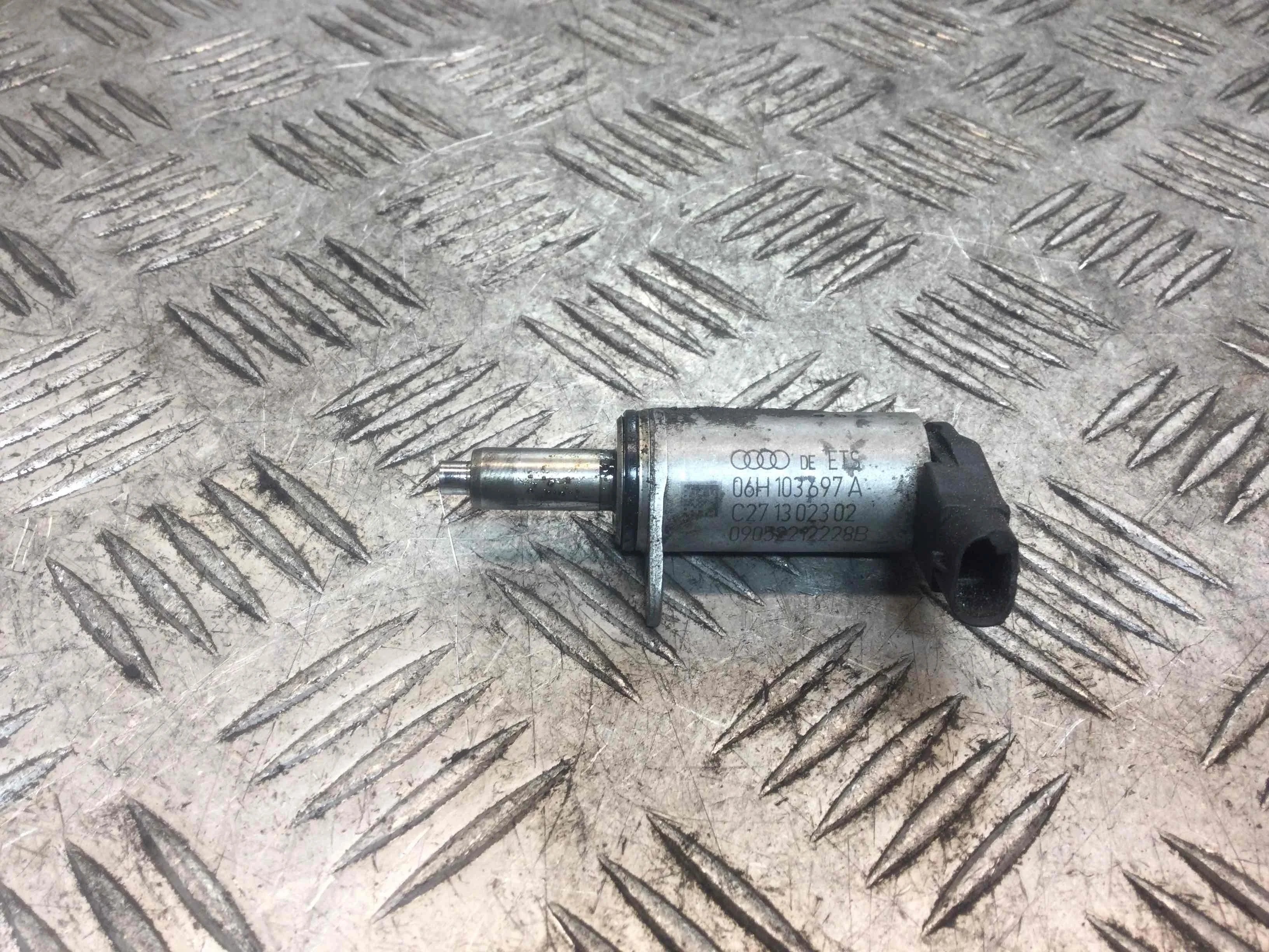 Клапан фазорегулятора Audi A4 B8/8K (2007-2011) бензин 2.0 i Механика Седан