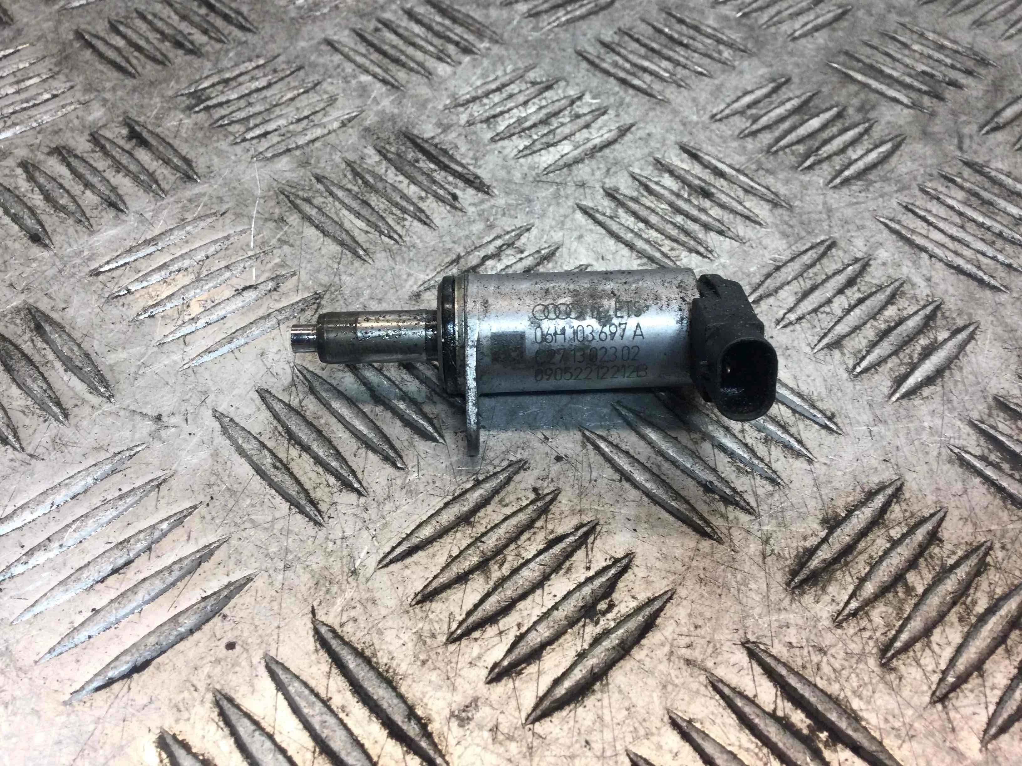 Клапан фазорегулятора Audi A4 B8/8K (2007-2011) бензин 2.0 i Механика Седан