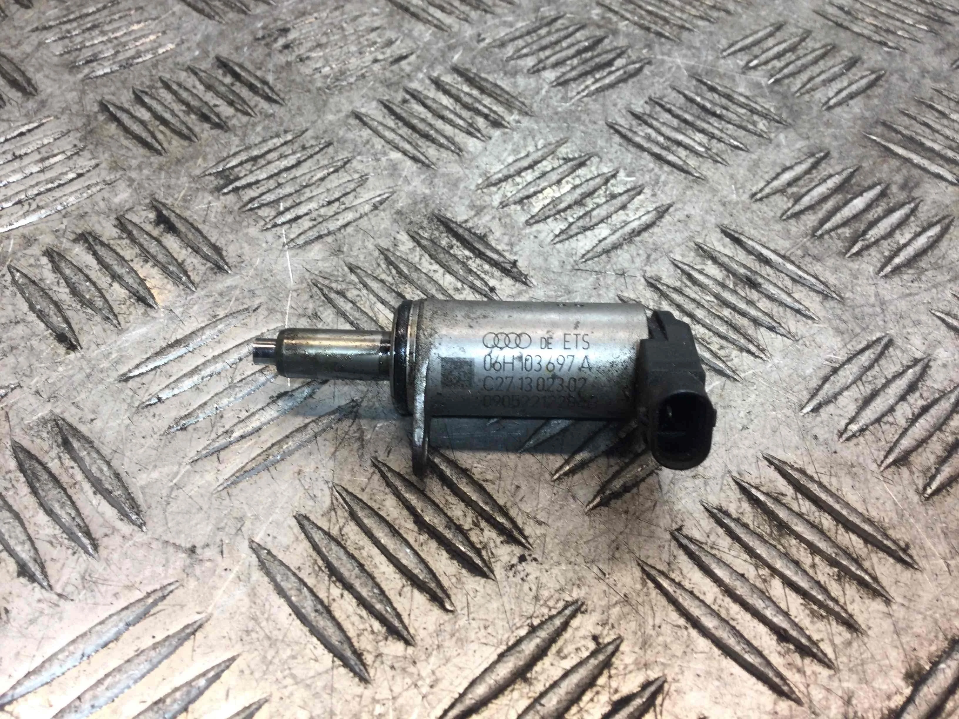 Клапан фазорегулятора Audi A4 B8/8K (2007-2011) бензин 2.0 i Механика Седан