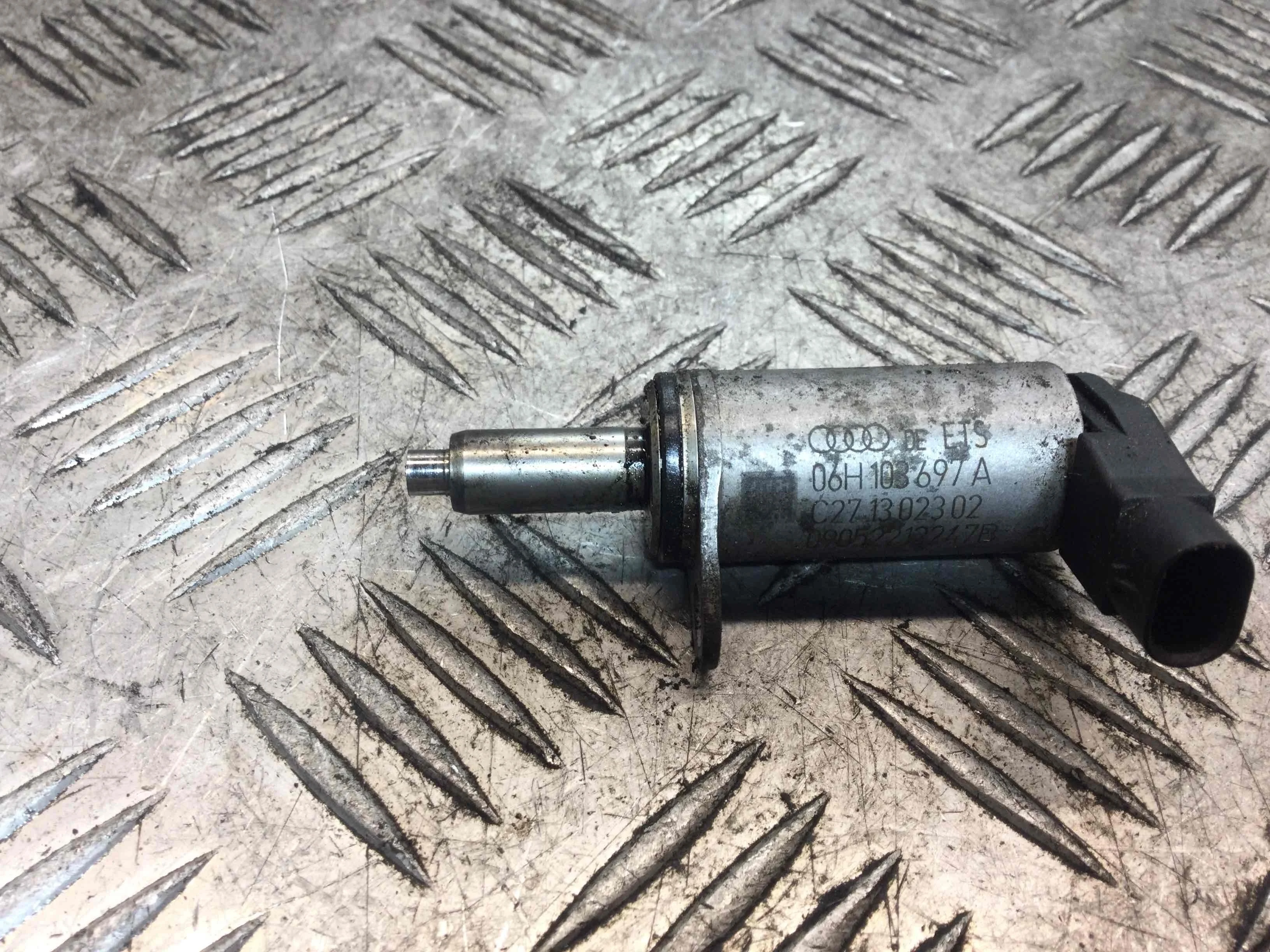 Клапан фазорегулятора Audi A4 B8/8K (2007-2011) бензин 2.0 i Механика Седан