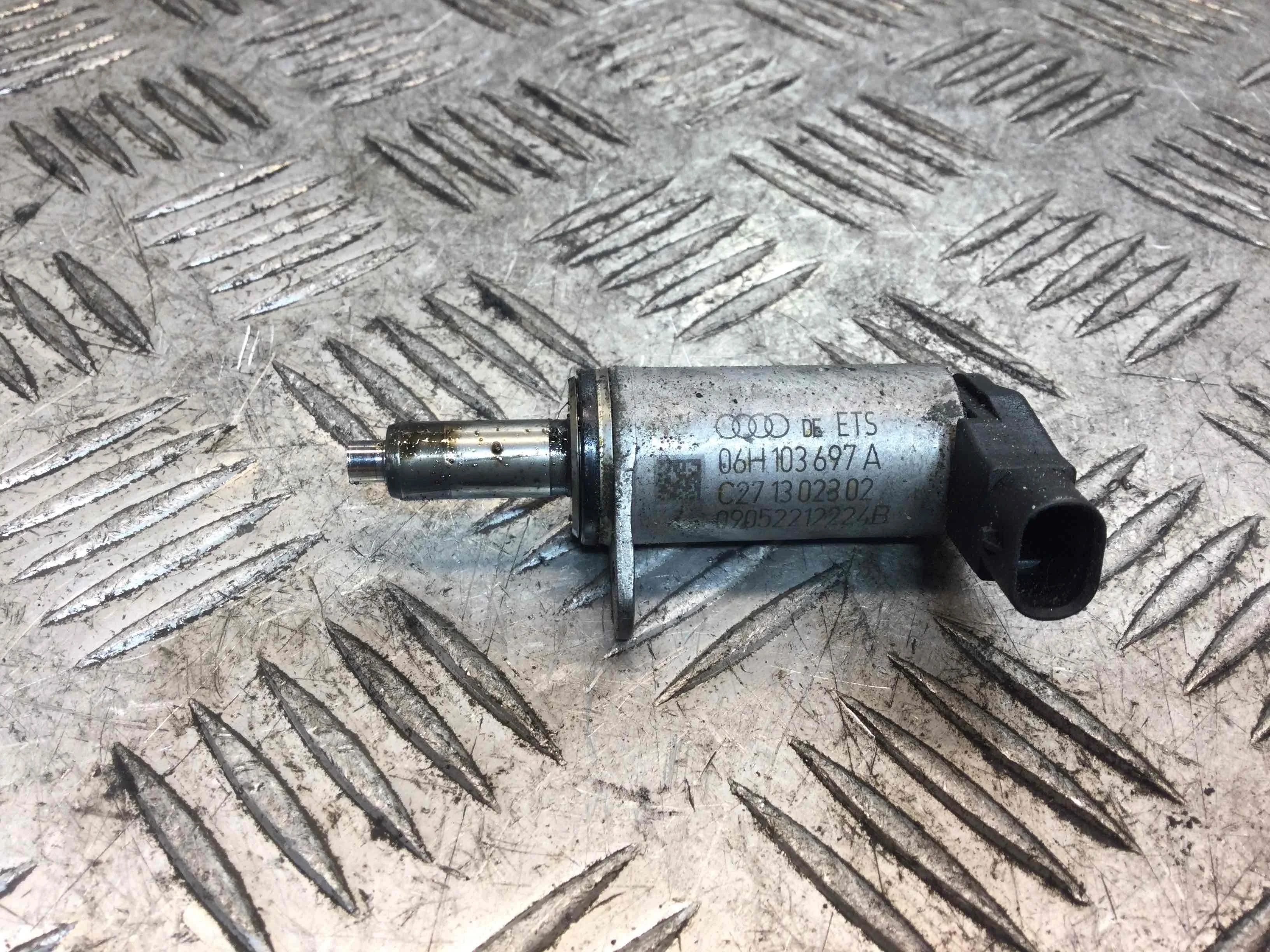 Клапан фазорегулятора Audi A4 B8/8K (2007-2011) бензин 2.0 i Механика Седан