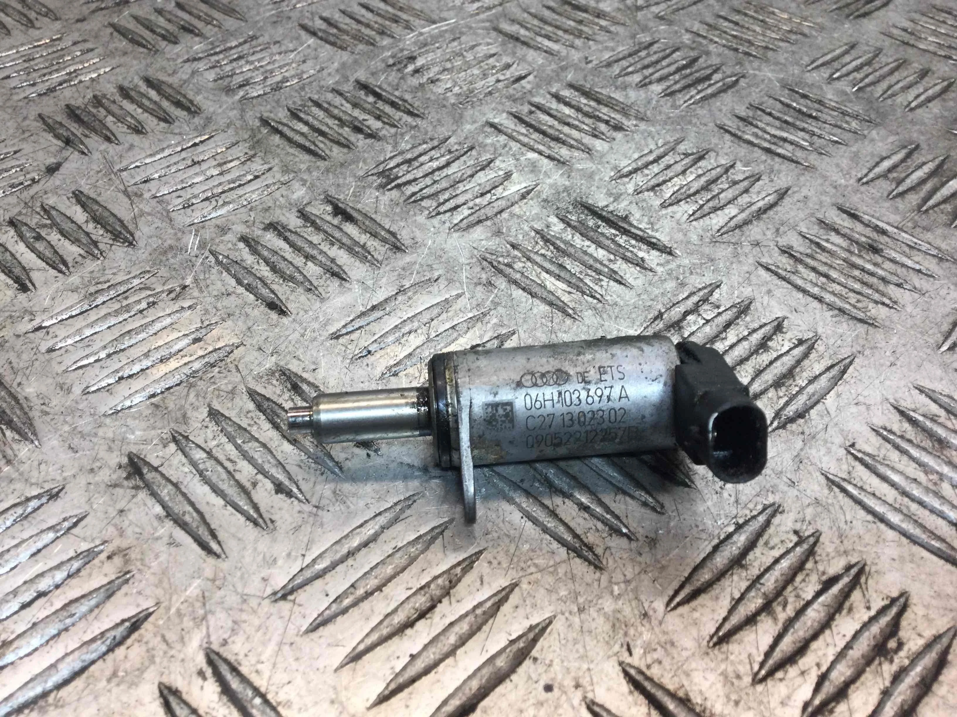 Клапан фазорегулятора Audi A4 B8/8K (2007-2011) бензин 2.0 i Механика Седан