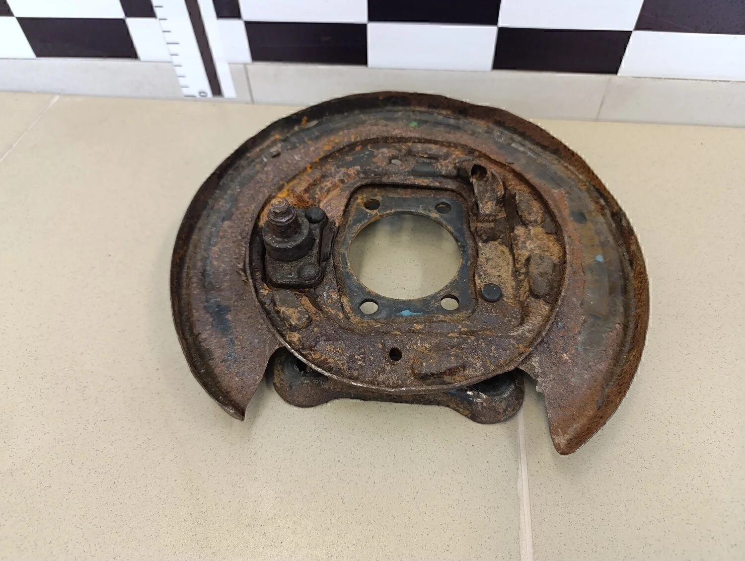 Щит опорный задний правый Lacetti 2003-2013