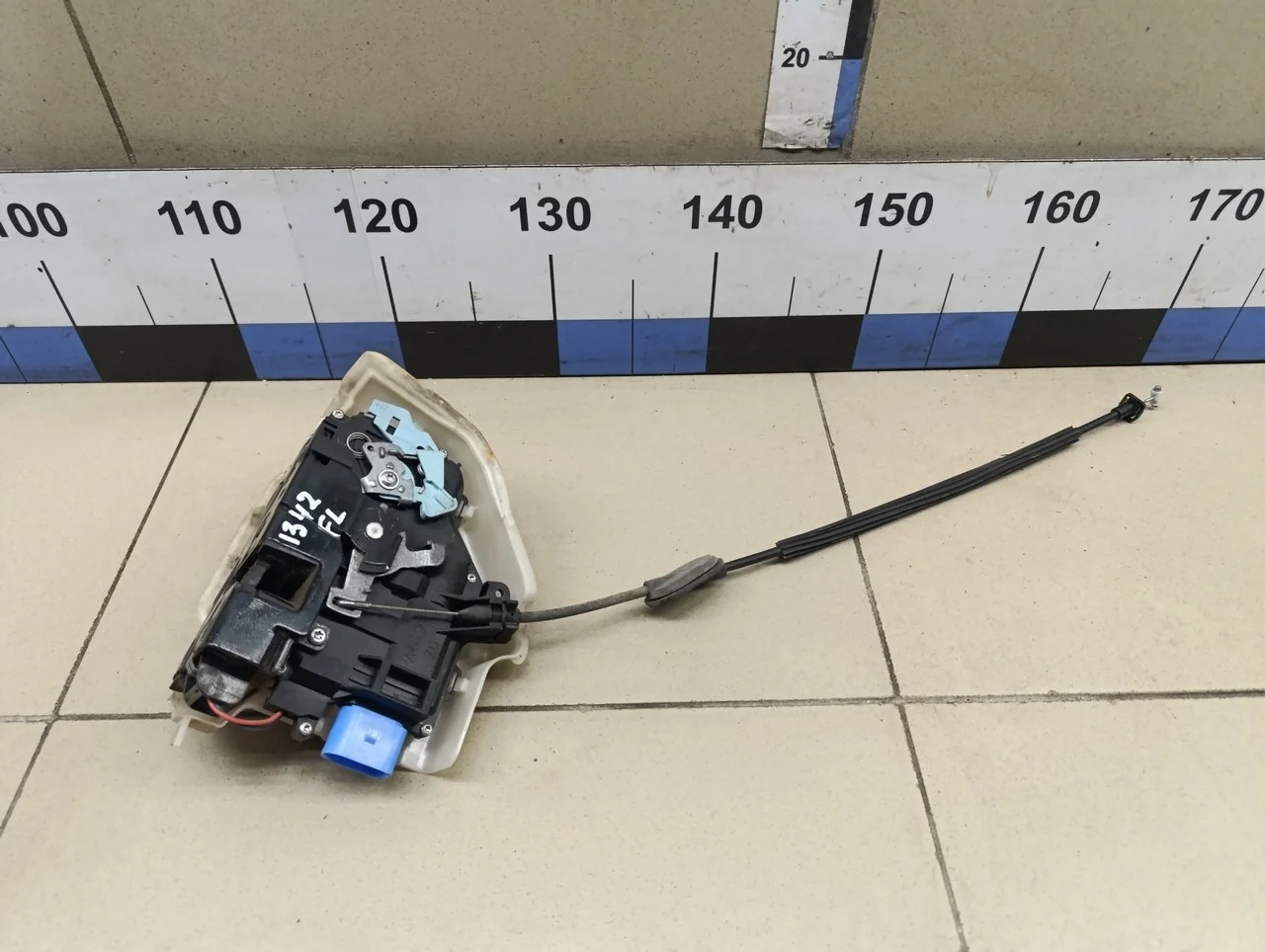 Замок двери передней левой Touareg 2002-2010