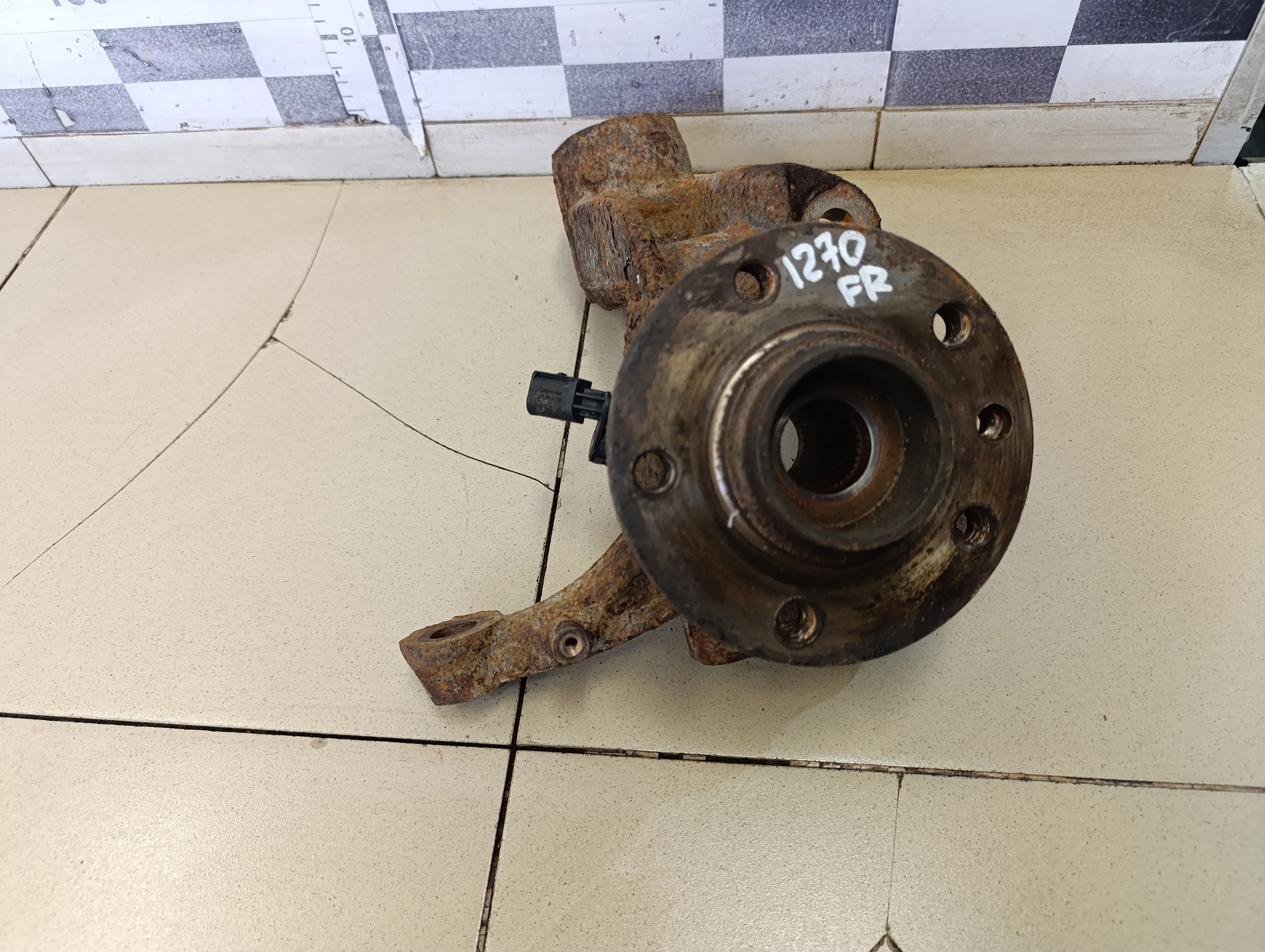 Кулак поворотный передний правый Transporter T5 2003-2015