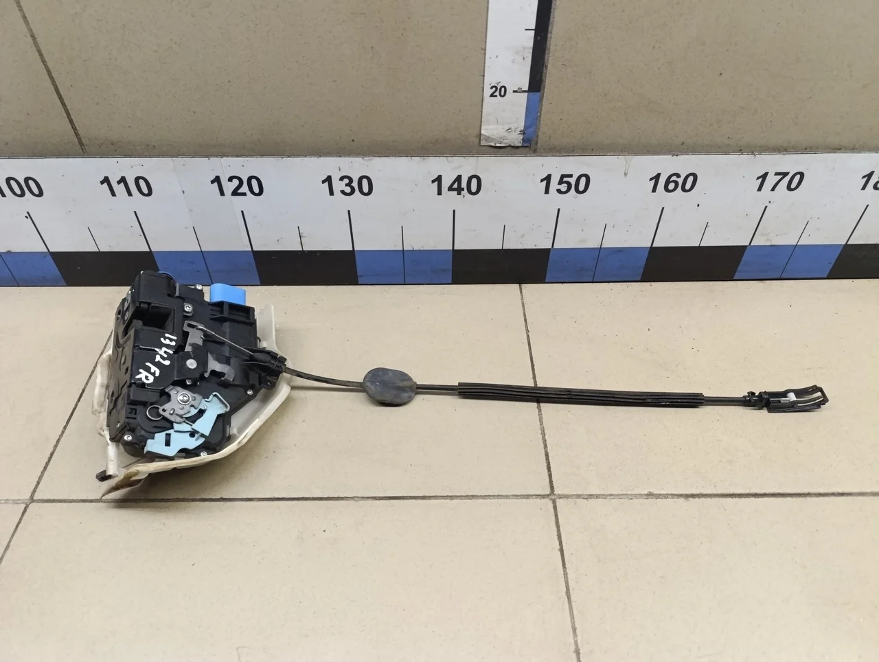 Замок двери передней правой Touareg 2002-2010