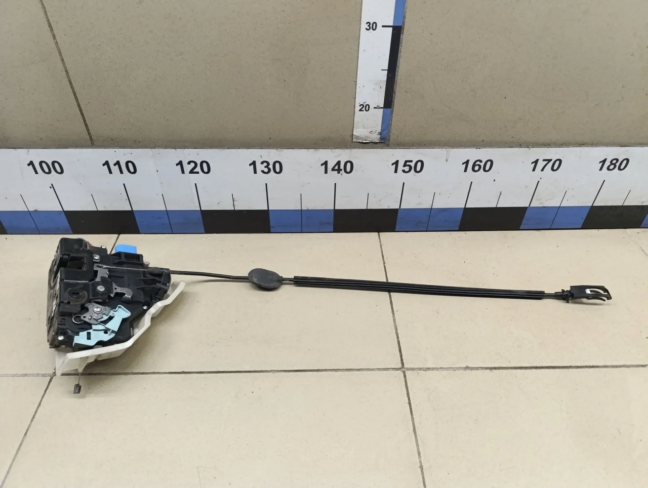 Замок двери задней правой Touareg 2002-2010