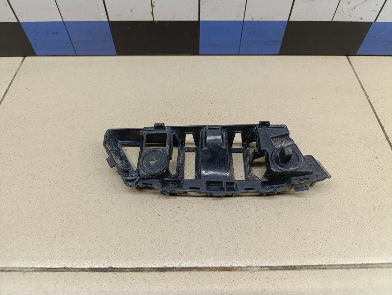 Направляющая переднего бампера левая Tiguan 2011-2016